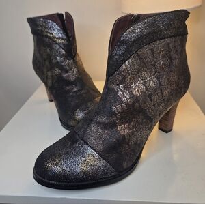 L'ARTISTE Shimmering Black and Gold Heeled Boots